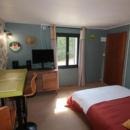 Joli Independant Avec Kitchenette בית הארחה